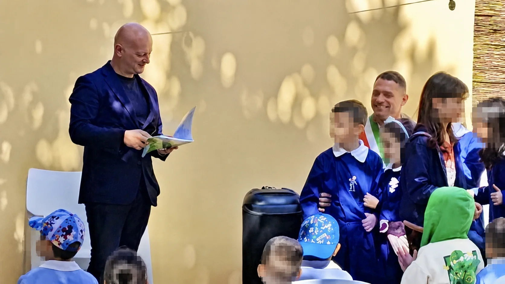 Danilo Anolfo durante un incontro con i bambini di Selegas